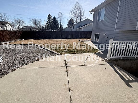 3rd image of 614 N 550th St E