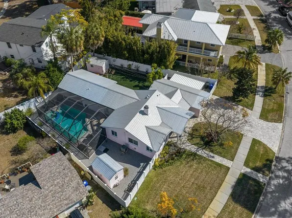 216 Grove Cir S, Dunedin, FL 34698