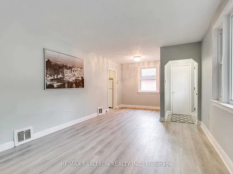 27 Highland Park Blvd — Photo 22