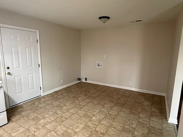 3 bed, $1,325 — Photo 3