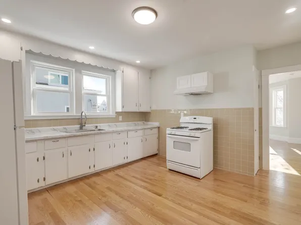 11 Willow Ave APT 2, Salem, MA 01970