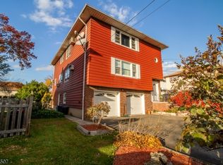 18 Gregory Ct, Elmwood Park, NJ 07407