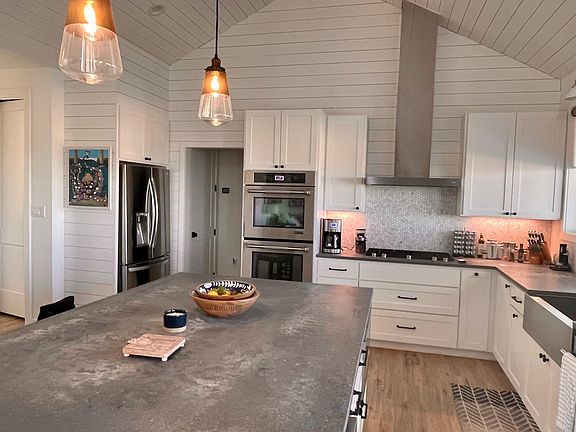 Huge island with 4 stools, gas stove, fully stocked kitchen