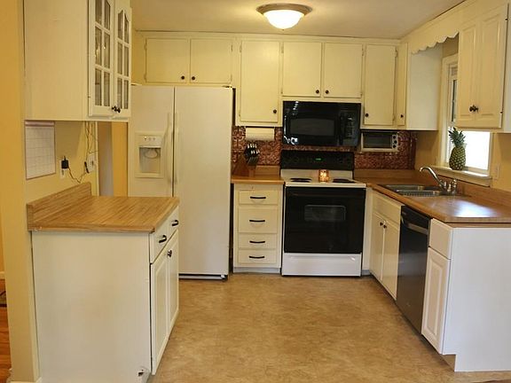 4th image of 880 Salem St