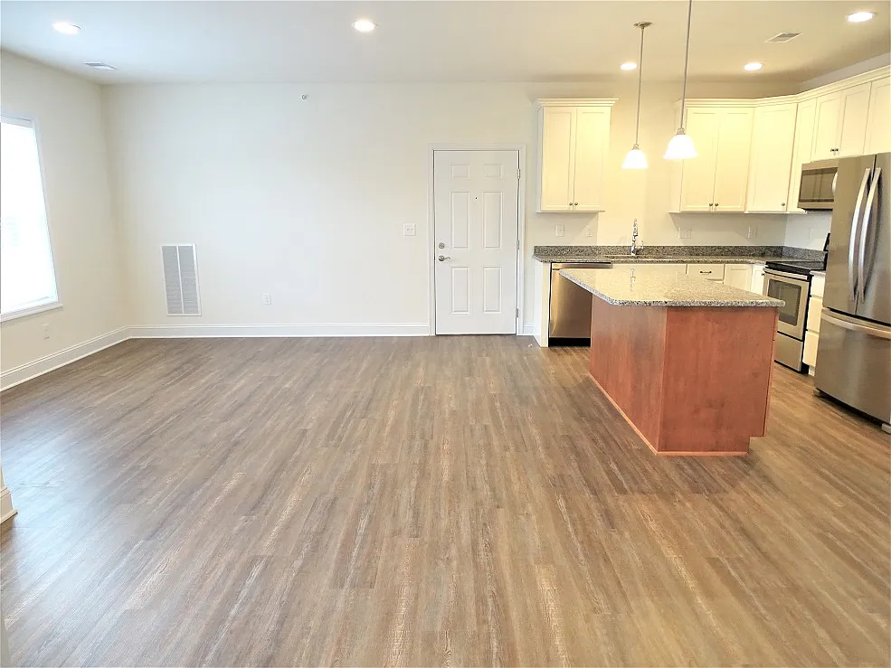 2 bed, 1055 sqft, $1,650 — Photo 2