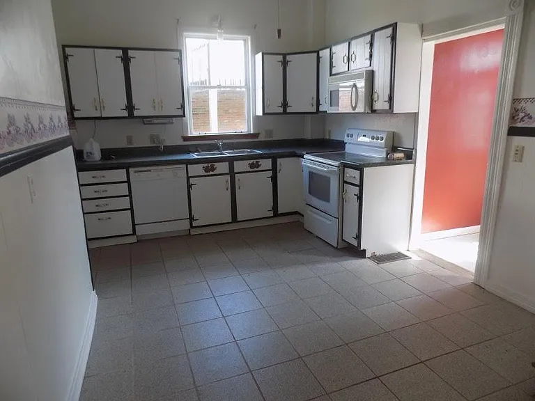 455 Maple Ave — Photo 2