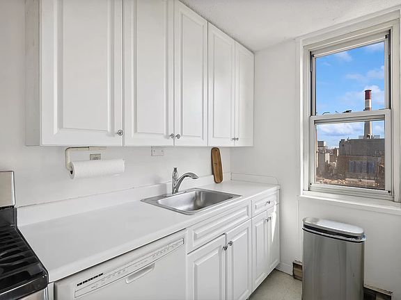 5th image of 555 Main St APT 1710