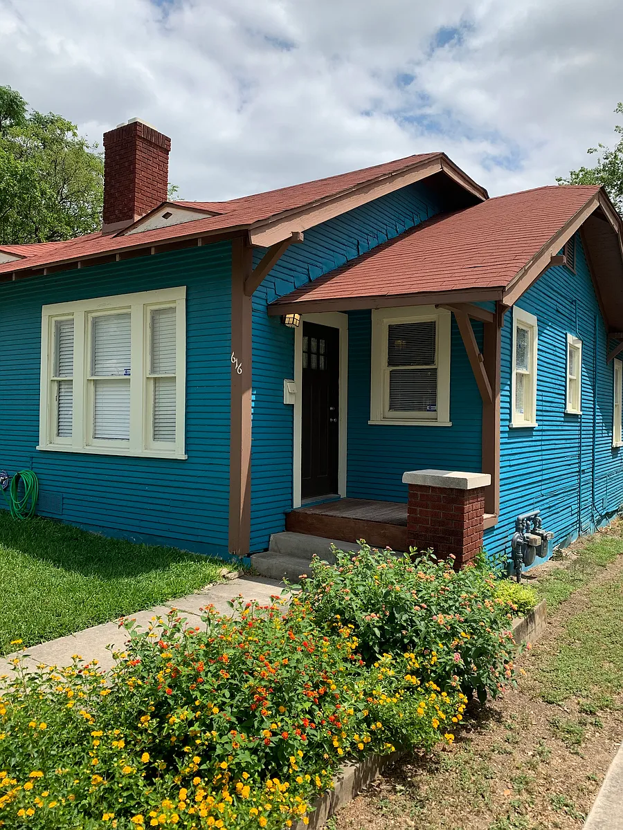 Photo 1 of 13 - 616 W Agarita Ave #616 - San Antonio, TX Primary Photo - 616 W Agarita Ave #616