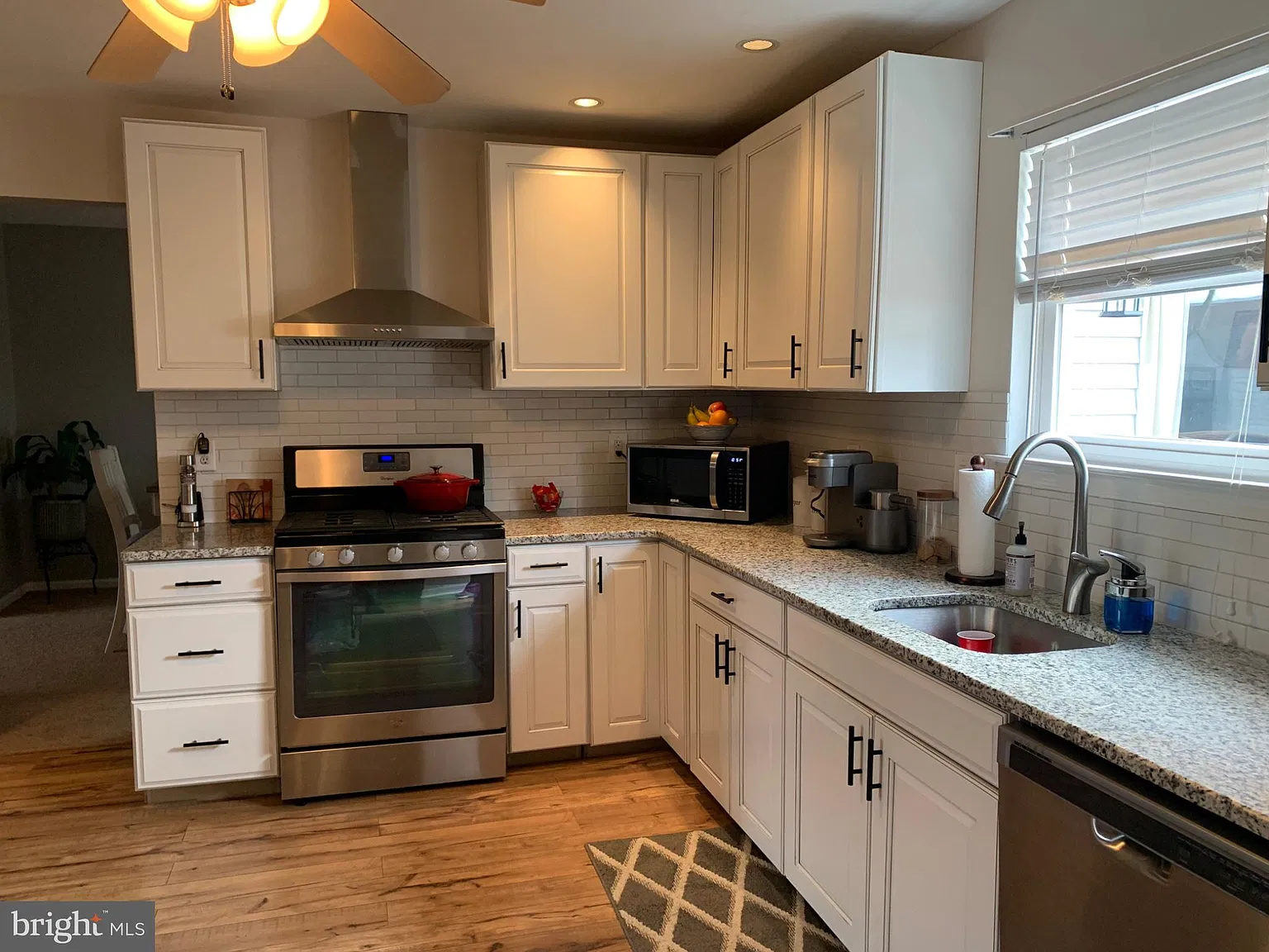3 bed, 1.5 bath, 1720 sqft, $3,200 — Photo 3