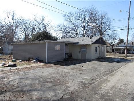 2nd image of 901 Clinton St