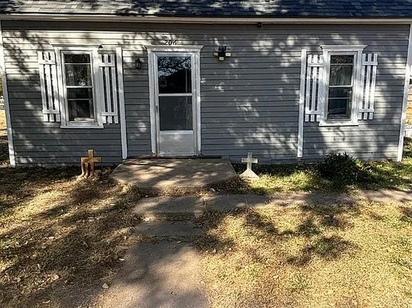 206 W Concord Ave, Holyrood, KS 67450