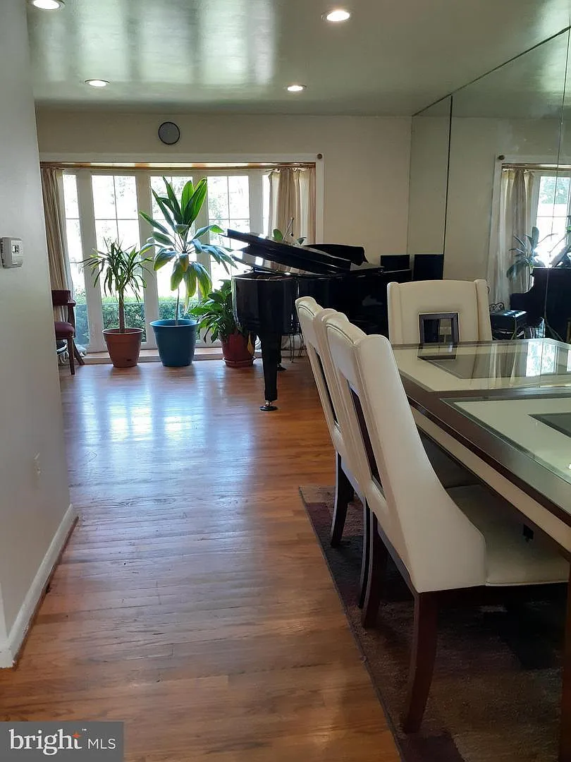 4 bed, 2.5 bath, 2300 sqft, $3,400 — Photo 1