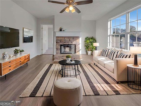 4th image of 35 Grove Ln