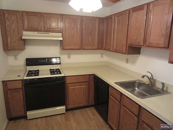 3rd image of 211 Cambridge Ct #H111