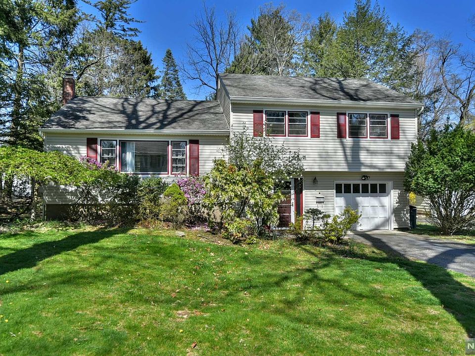 1st image of 21 E Cedar Pl