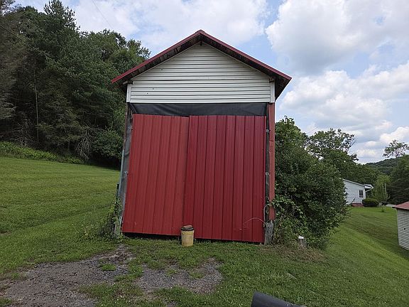 4th image of 3921 Juneau Rd