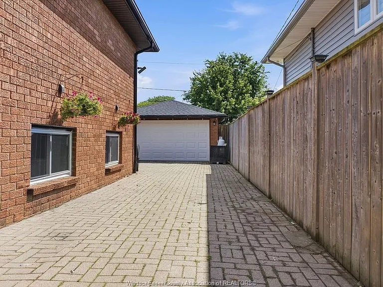 1646 Langlois Ave — Photo 36