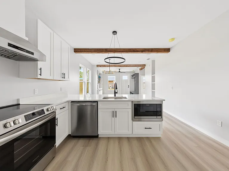 517 E 8th St #1 — Photo 10