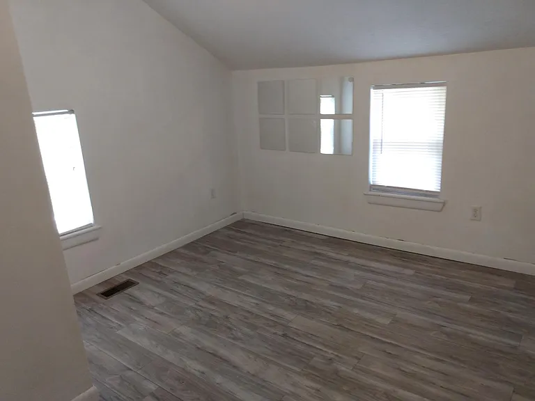 110 Williams Ave — Photo 2