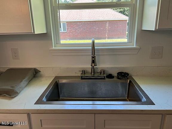 5th image of 2809 Dolphin Dr