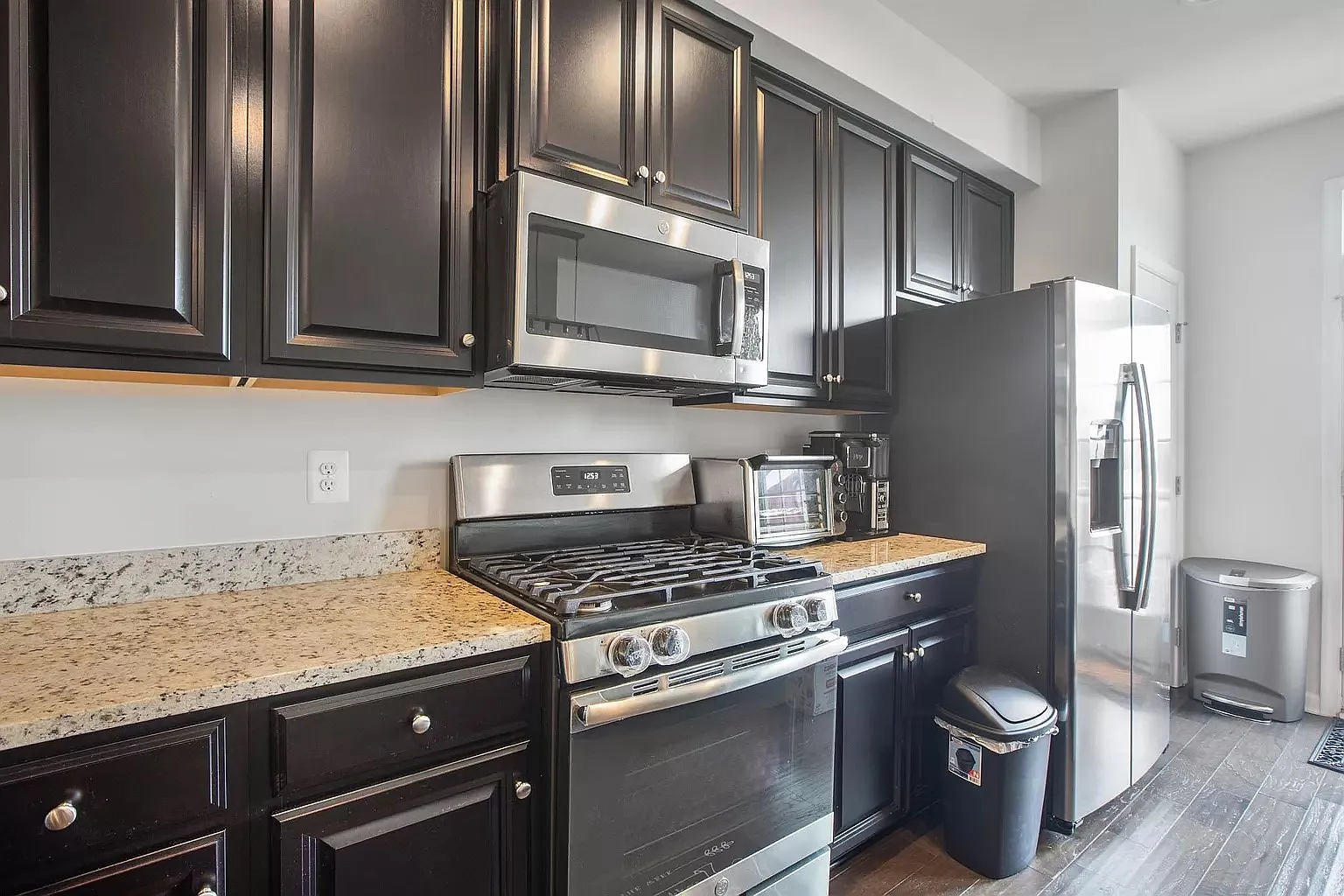 3 bed, 3.5 bath, 1640 sqft, $3,100 — Photo 3