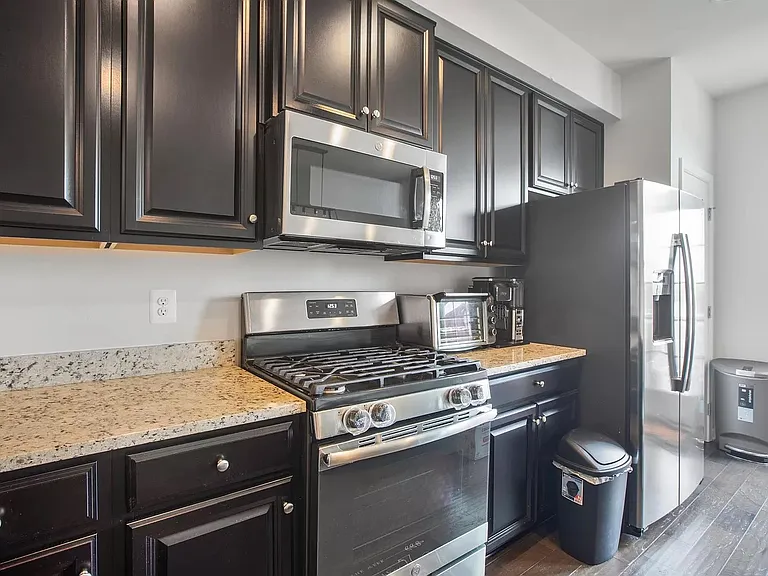 1117 Trenton Pl SE — Photo 3