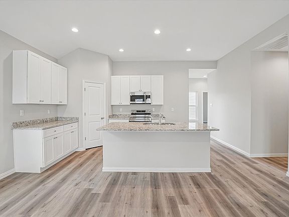 4th image of 4704 Delano St