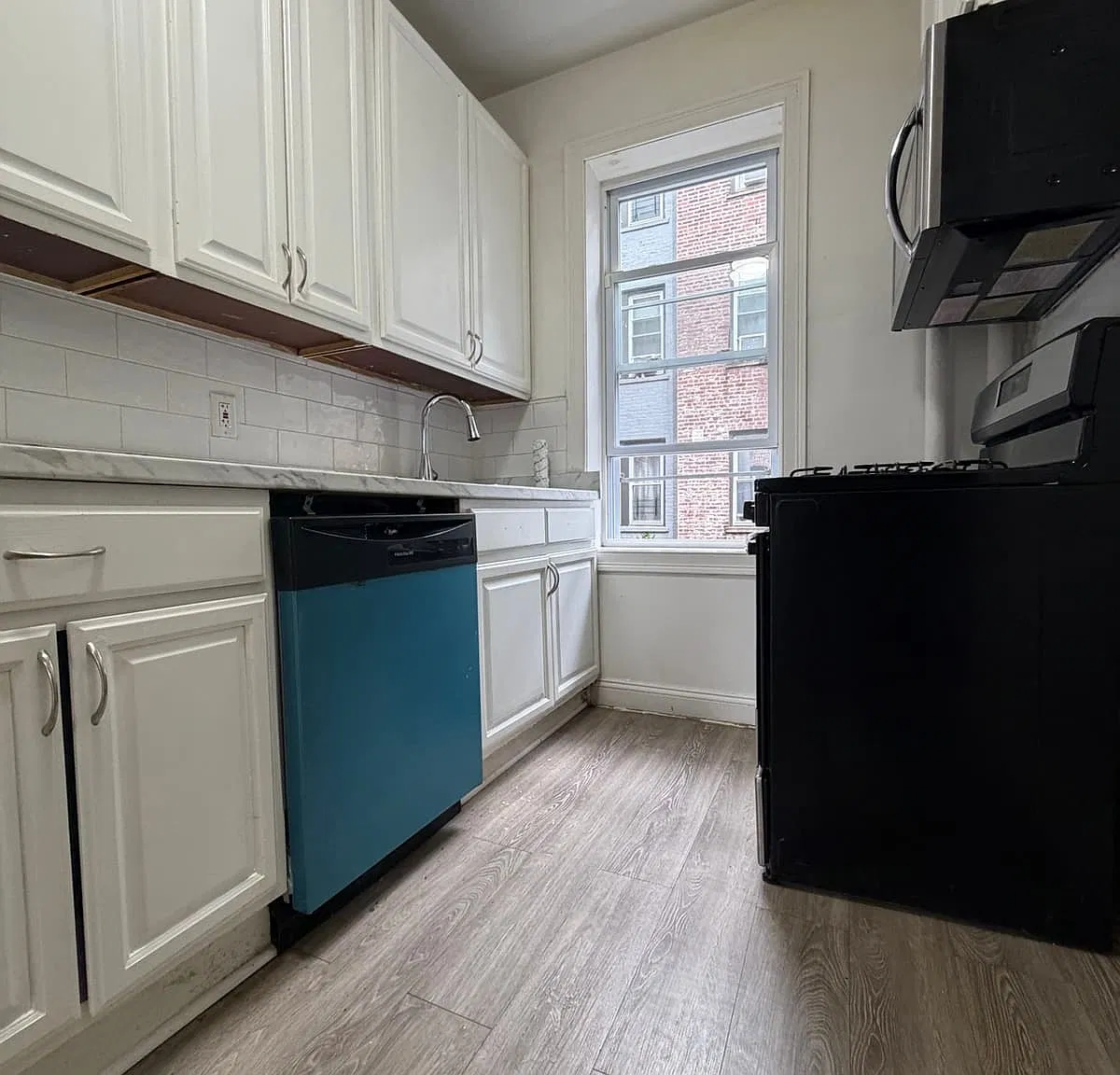 3 bed, 1000 sqft, $2,350 — Photo 1