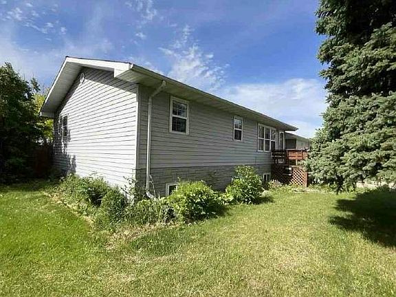 3rd image of 223 Maple Ave E