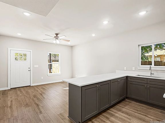 4th image of 847 Porter St #101