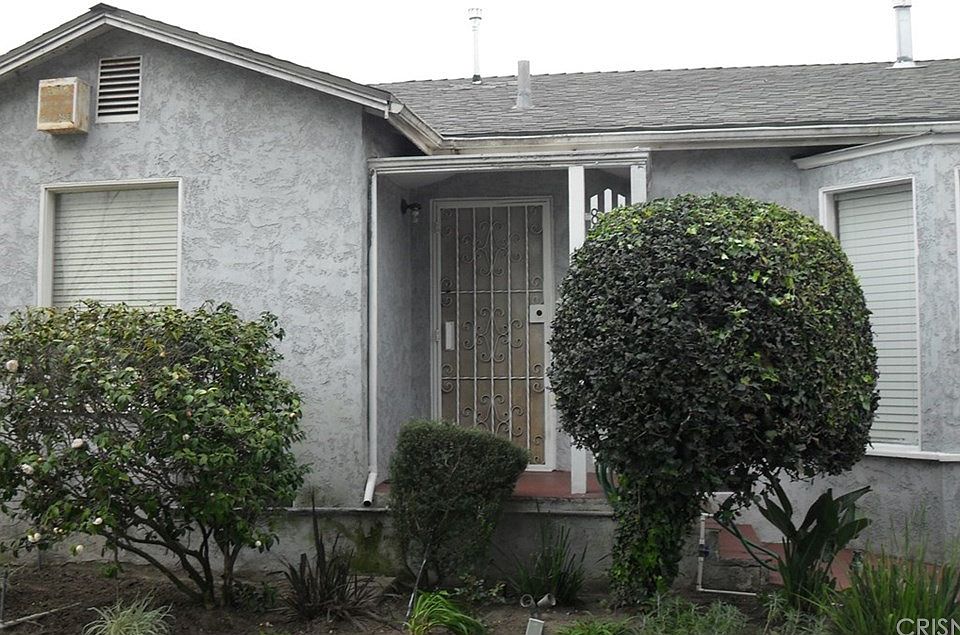 1st image of 820 E 115th St