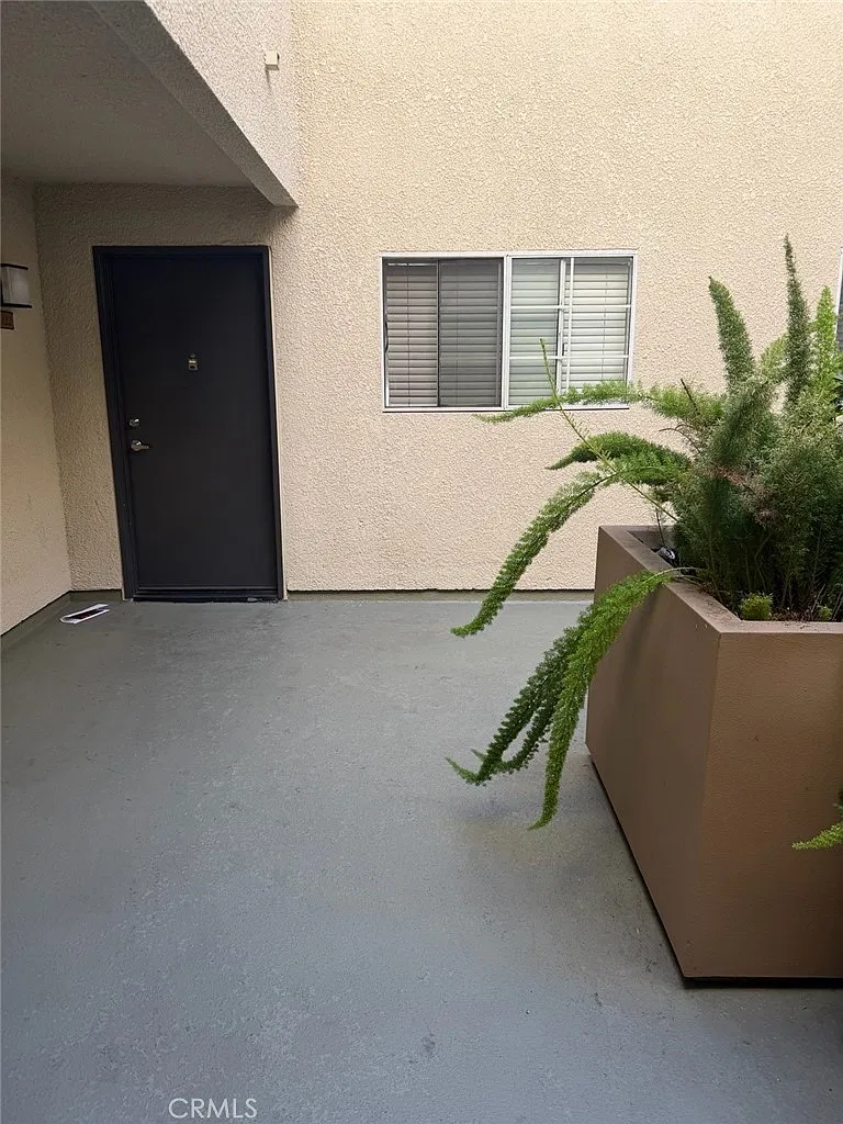 2 bed, 1000 sqft, $3,200 — Photo 2