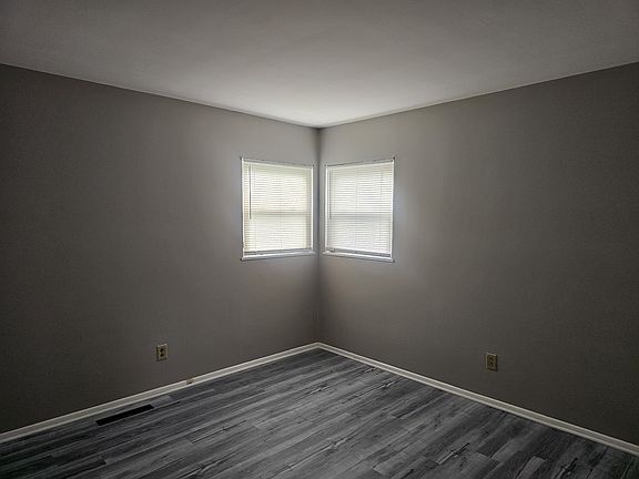 5th image of 1062 Brentnell Ave