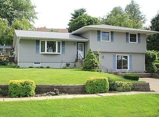 602 Crestview Dr, Mechanicsville, IA 52306