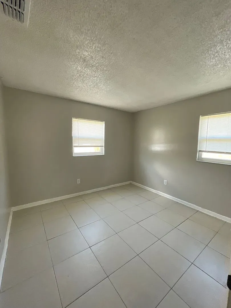 1st Month Free Rent 3 Bed 1 Bath Home | Pet Friendly | Fenced Yard | Washer Dryer Hook Ups | Sect... — Photo 4