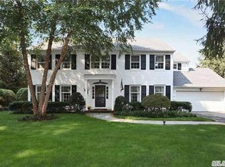 8 Coventry Pl, Garden City, NY 11530