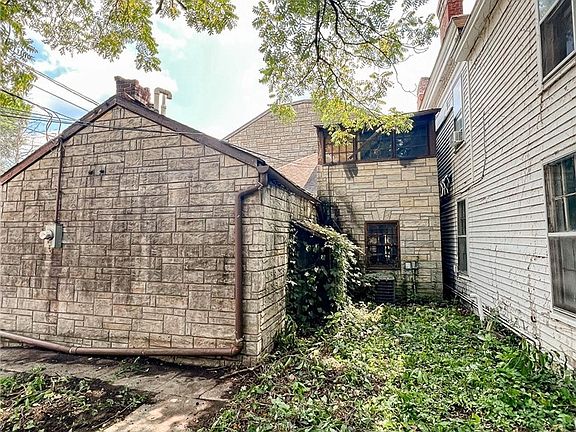 5th image of 623 E Spring Street