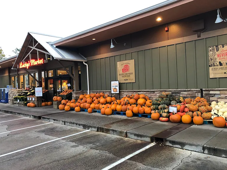 Lucky's Market, Bakery and Cafe 2 min drive or 10 minutes walk!