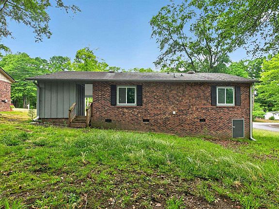 5th image of 401 Rosemary Ln