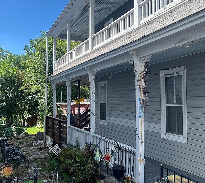 2nd image of 105 N Main St