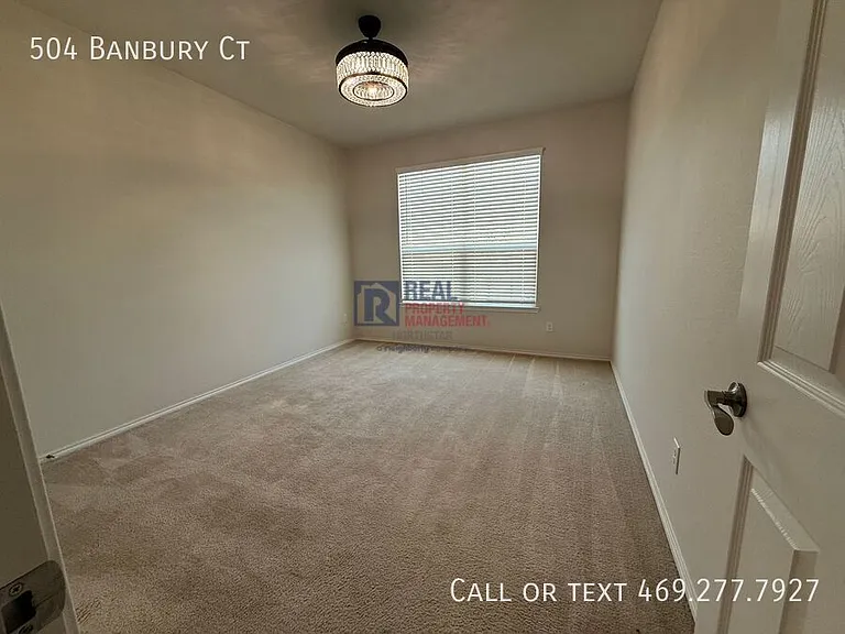 504 Banbury Ct — Photo 14