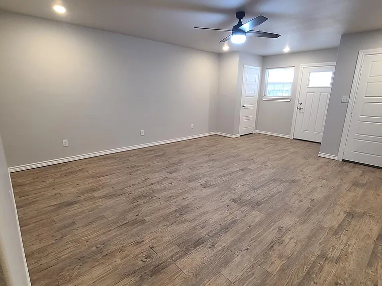 5523 Jarvis St #B — Photo 12