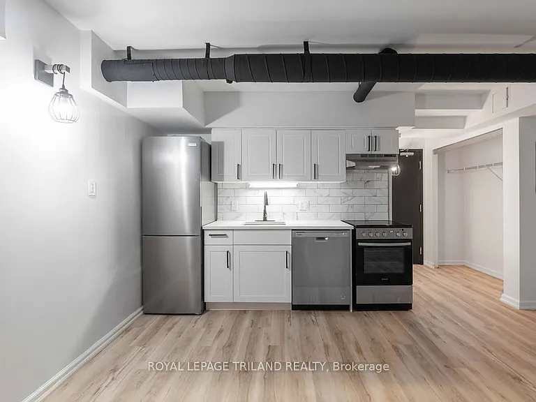 330 Clarence St #B2 — Photo 4