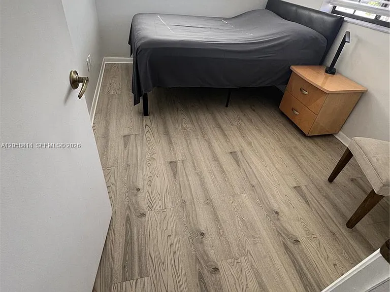 961 E 9th St — Photo 35