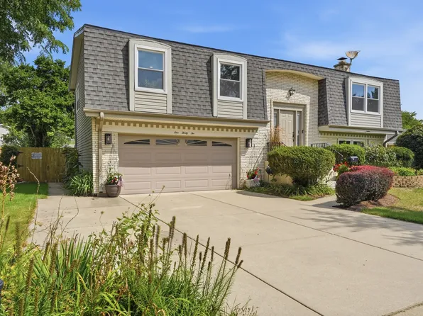 132 W King Arthur Ct, Palatine, IL 60067