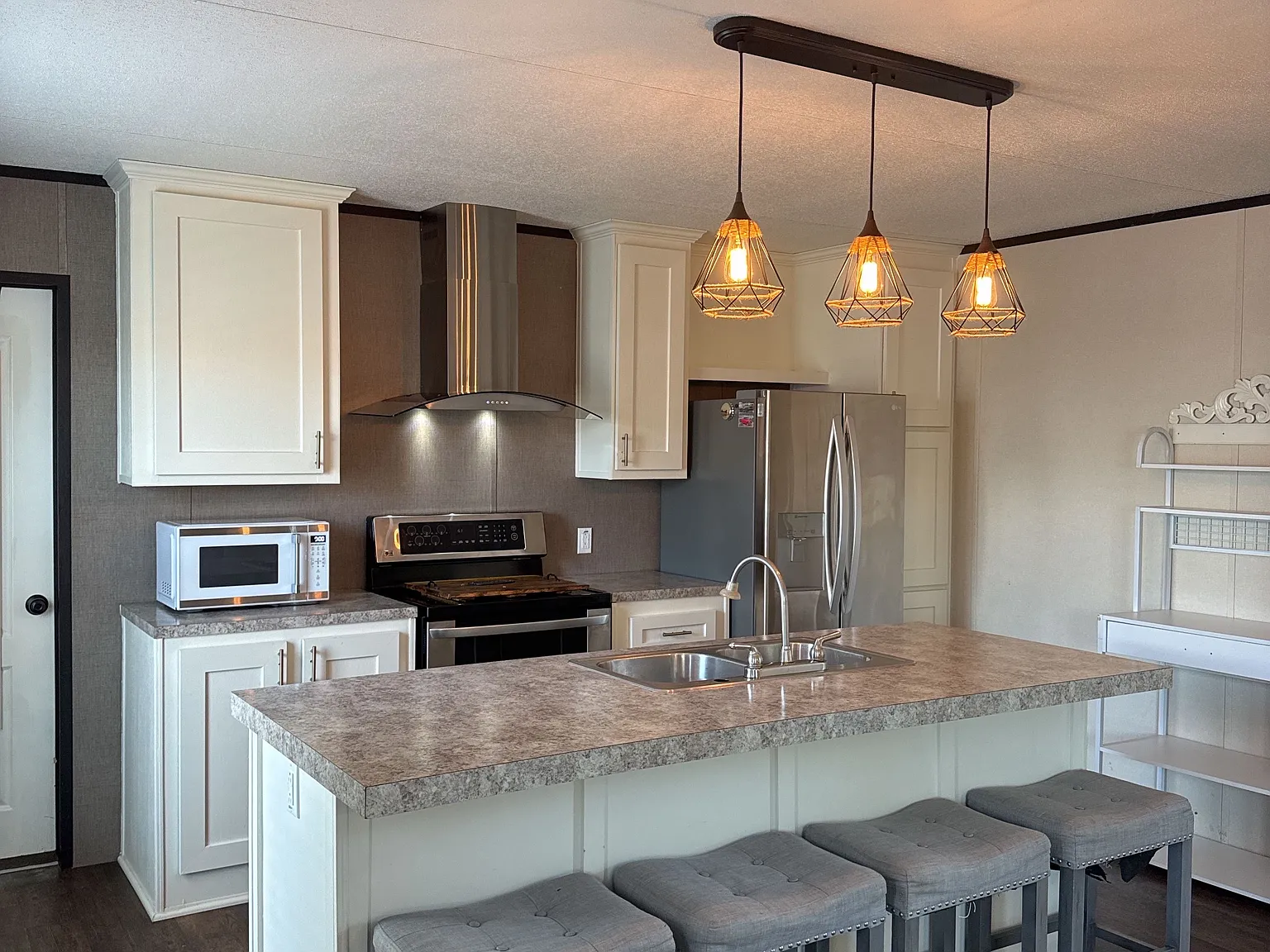 3 bed, 1152 sqft, $1,600 — Photo 1