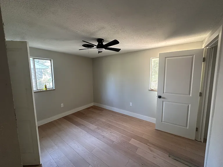 2105 Lookout Ave — Photo 3