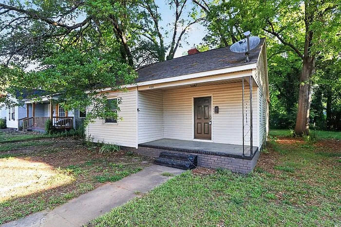 3 bed, 1.0 bath, 957 sqft, $1,350 — Photo 2