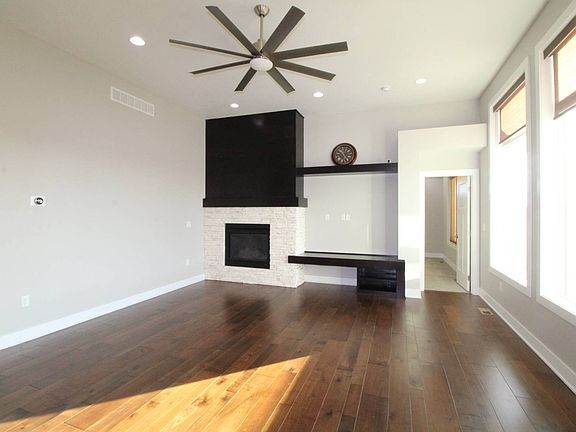 3rd image of 502 NE Westgate Dr