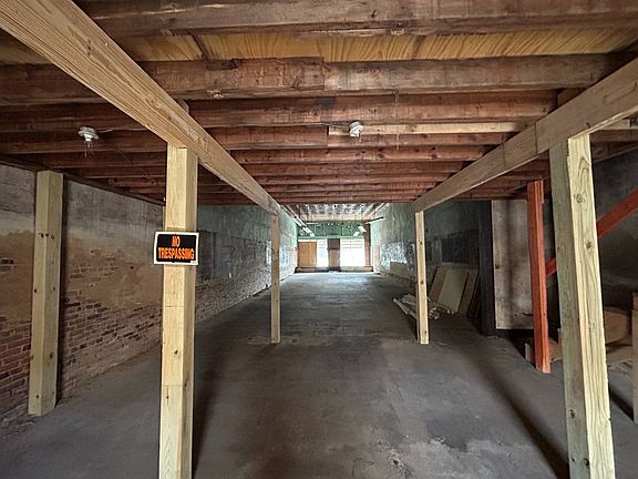4th image of 218 W Commercial St